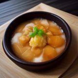 林晓岚，打屁股视频导航站主编，正在审阅内容分类标准文档，表情专注认真，背景为简洁的编辑室环境