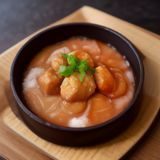 苏晴川，打屁股视频导航站内容编辑，手持平板翻阅用户反馈报告，面带微笑，背景为明亮的开放式办公区